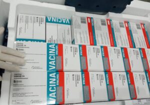 Prefeitura nega que aplicou vacinas fora do prazo, mas revisa lotes