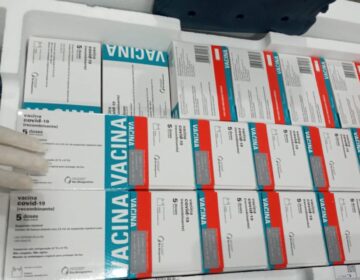 Prefeitura nega que aplicou vacinas fora do prazo, mas revisa lotes