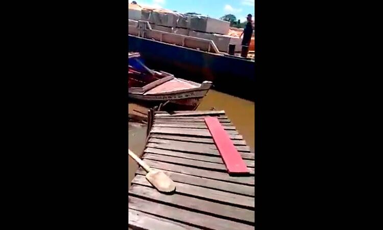 Balsas ‘atropelam’ barco, causam destruição e revoltam ribeirinhos no Amapá