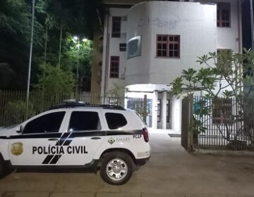 Mãe é presa por maltratar e espancar filho autista de 5 anos