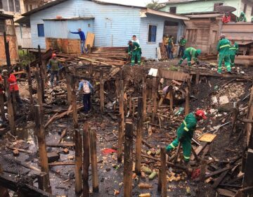 Casa destruída em incêndio abrigava 16 pessoas, que precisam de ajuda
