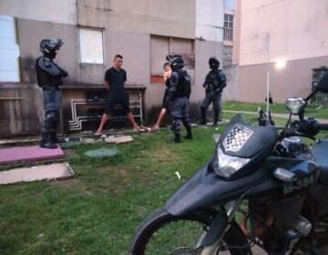 Acusado de homicídio e roubo, detento arrebenta tornozeleira para traficar, diz PM