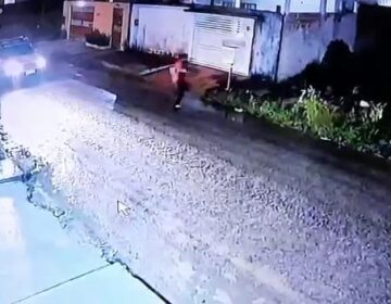 Cercado por vigilantes e PMs, ladrão é preso em residencial