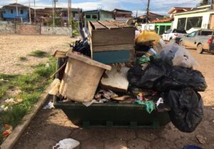 Uso incorreto de contêineres de lixo causa transtornos em Macapá