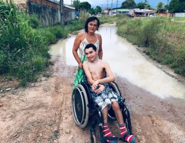 ‘Lagoas’ e mato dificultam que garoto especial saia de casa