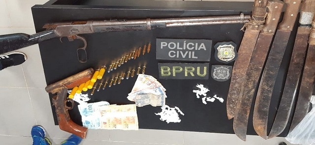 Polícia encontra drogas e armas em festa clandestina
