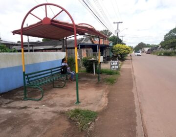 Com frota reduzida, usuários passam horas no ponto de ônibus