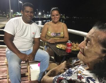 Cenas da cidade: o anoitecer na beira do rio