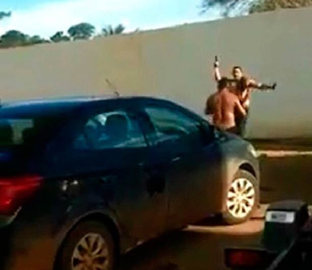 Policial filmado agredindo esposa é condenado por tiro em taxista