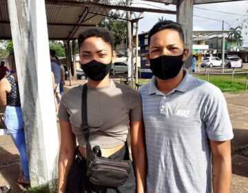 Jovem casal comemora a 1ª dose contra a covid