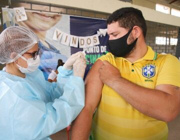 Pessoas a partir de 27 anos são vacinadas