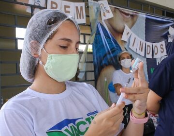 Adolescentes com autismo, Down e comorbidades começam a ser vacinados em Macapá