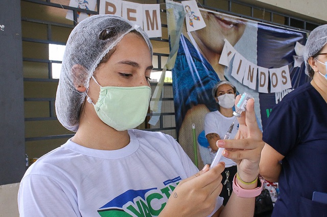 Adolescentes com autismo, Down e comorbidades começam a ser vacinados em Macapá