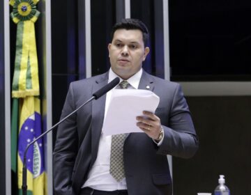 Parecer de Acácio sobre MP que enxuga cargos no Poder Executivo é aprovado