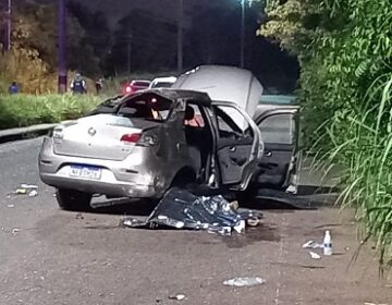 Carro superlotado com 9 ocupantes capota e motorista morre na hora
