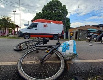 Atingido por motociclista sem habilitação, catador de latinhas segue desacordado