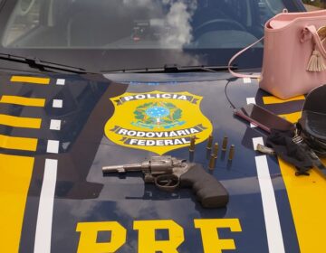 Ocupantes de carro ficam nervosos e policiais acham revólver em bolsa de mulher