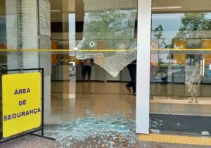 Assaltantes trocam tiros com seguranças de banco e roubam R$ 124 mil