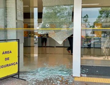 Assaltantes trocam tiros com seguranças de banco e roubam R$ 124 mil