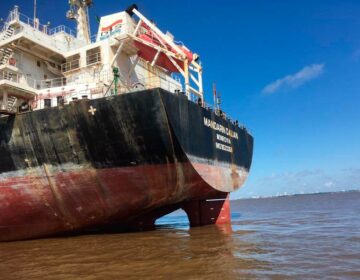 Tripulação infectada é isolada dentro de navio