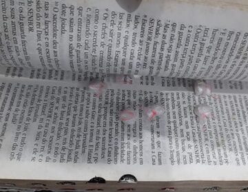 Falso religioso é preso com drogas dentro da Bíblia
