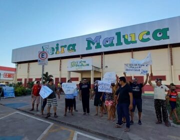 Com baixas vendas e produtos estragando, feirantes protestam por rotatória na Feira Maluca