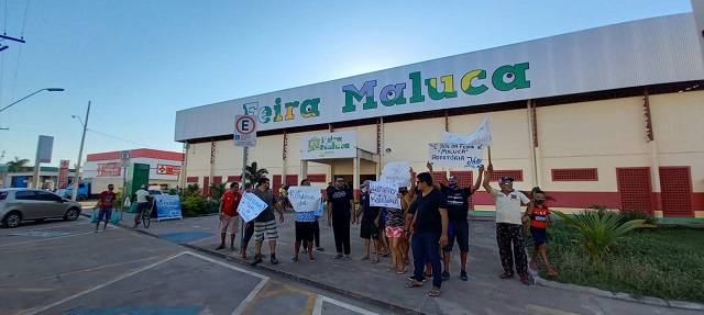 Com baixas vendas e produtos estragando, feirantes protestam por rotatória na Feira Maluca