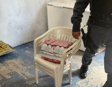 Ladrão que furtou cerveja pelo telhado de depósito é encontrado bebendo em bar