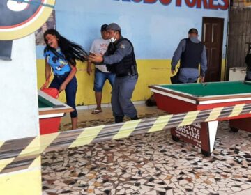 Mulher se desespera ao ver corpo do marido após execução
