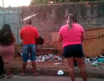 Corpo é encontrado com marcas de tiros em lixeira