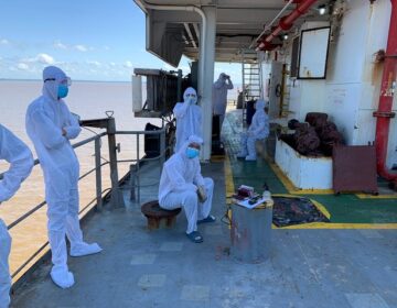 Corpo de filipino morto por covid é retirado de navio