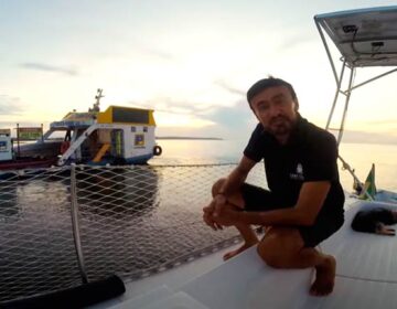 O posto de combustíveis que navega até a embarcação
