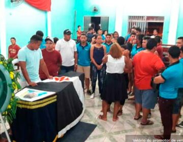 Policial penal que matou em festa senta no banco dos réus