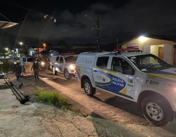 Após troca de tiros, PM prende trio que planejava roubo a residência