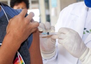 Vacinação continua disponível no aeroporto e atacadões