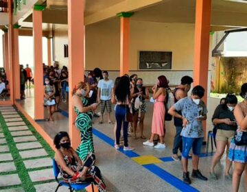 Governo e prefeitura divergem sobre vacinação de adolescentes