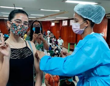 Vacinados com a 1ª dose, adolescentes lembram dos que perderam as vidas