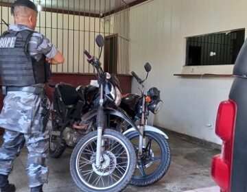 Bope prende casais do tráfico com 100 porções de drogas e motos roubadas