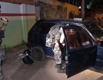 Assaltantes trocam tiros com Bope, mas deixam carro e moto para trás