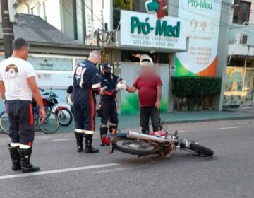 Motociclista perde dedo ao se enroscar em fios de telefonia