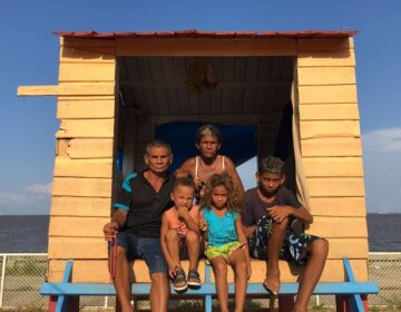 Sem ter onde morar, família ocupa casa de brinquedo em parquinho