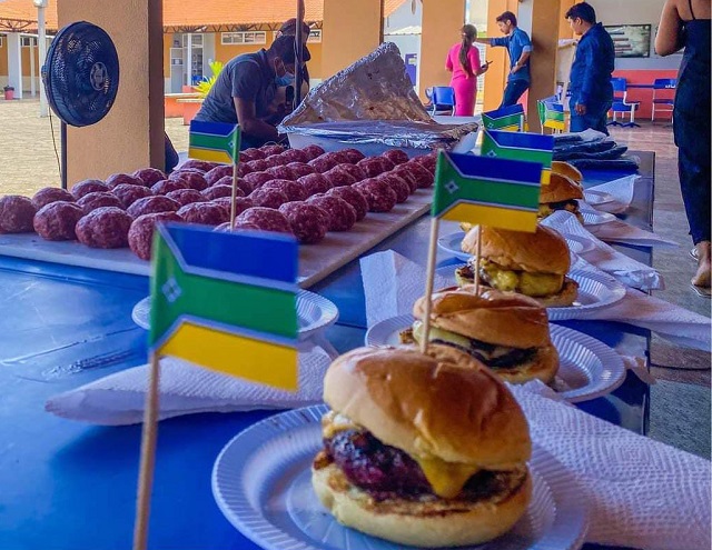 Feira itinerante leva alimentos e ensina moradores a empreender hambúrguer artesanal