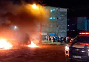 Congós: Após decisão judicial, invasores de residencial fazem protesto