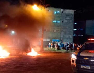 Congós: Após decisão judicial, invasores de residencial fazem protesto