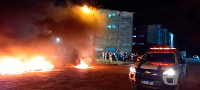 Congós: Após decisão judicial, invasores de residencial fazem protesto