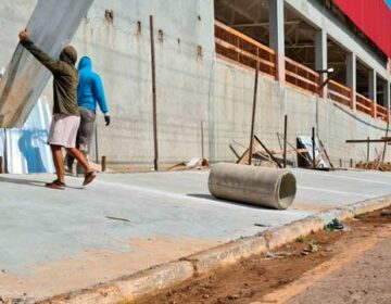 Em clima tenso, moradores retiram tapume e iniciam construção de muro ao lado de atacarejo