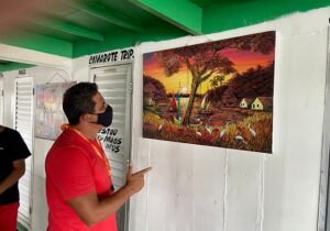 Navio traz galeria e oferta oficina de artes da Amazônia durante viagens