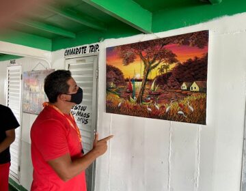 Navio traz galeria e oferta oficina de artes da Amazônia durante viagens