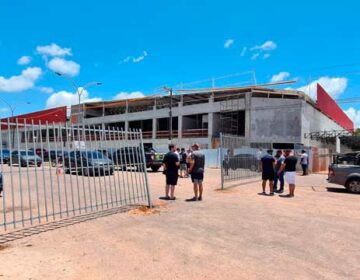 Em disputa com atacarejo, moradores fecham acesso a residencial