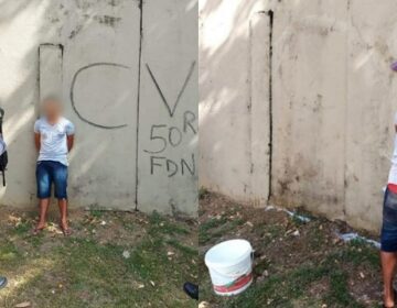 Após pichação, jovem é preso e lava muro para se desculpar